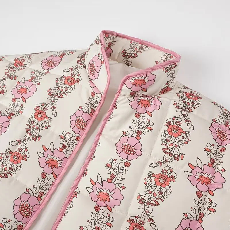 Floral patterned quilt with pink trim - neck details
