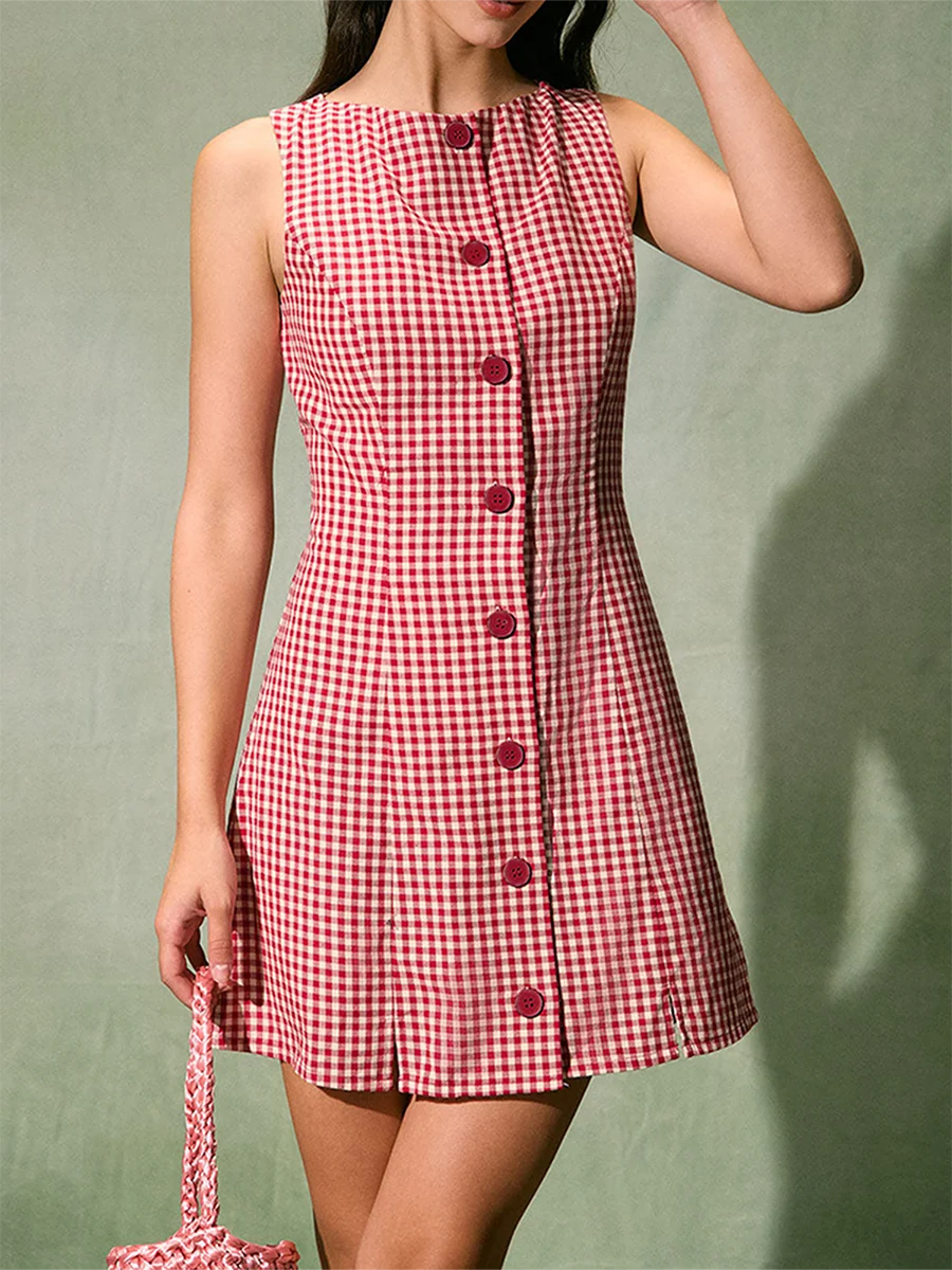  Plaid hooded knee-length dress.