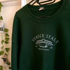 Crewneck sweatshirt with Venice cityscape embroidery.