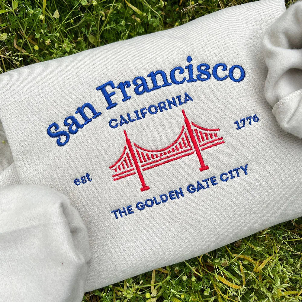 Sweatshirt with "San Francisco" and Golden Gate Bridge embroidery.