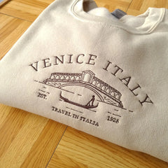 Crewneck sweatshirt with Venice cityscape embroidery.