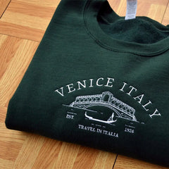 Crewneck sweatshirt with Venice cityscape embroidery.